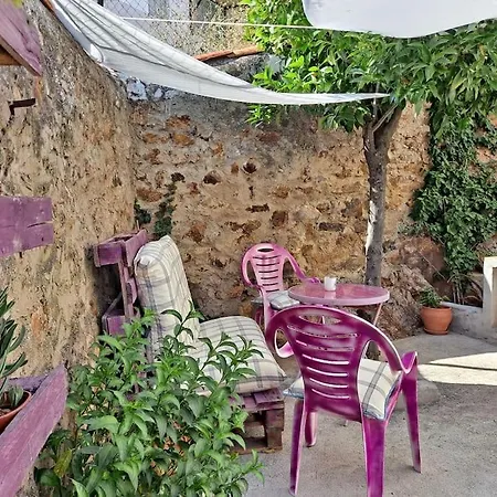 La Casa Del Barranco Que Mira Al Pico