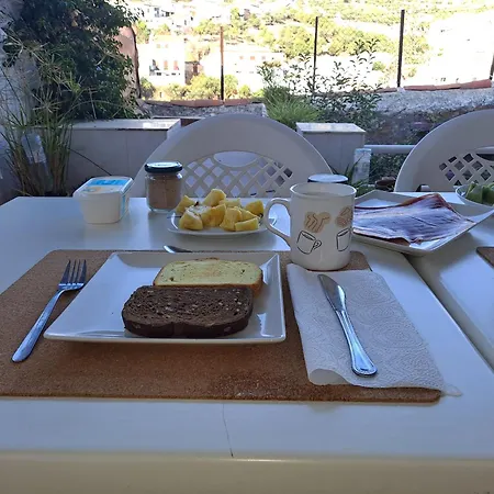 La Casa Del Barranco Que Mira Al Pico