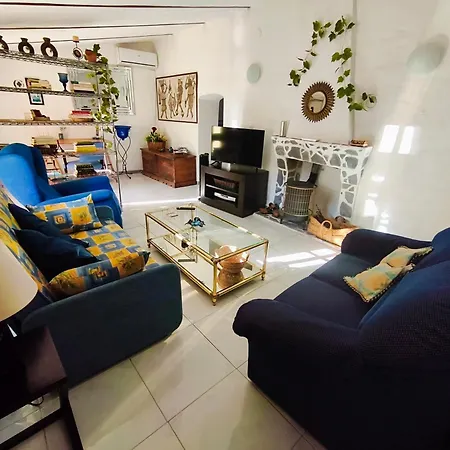 La Casa Del Barranco Que Mira Al Pico