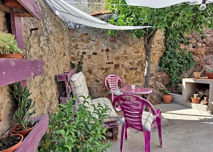 La Casa Del Barranco Que Mira Al Pico