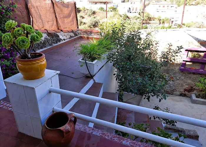 La Casa Del Barranco Que Mira Al Pico *