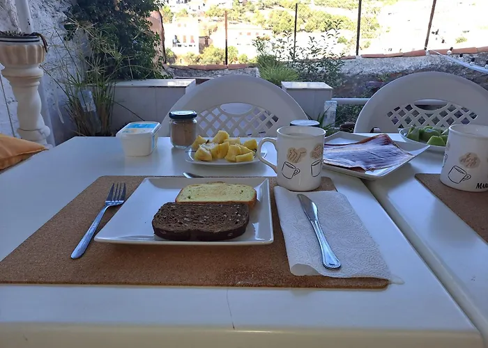 La Casa Del Barranco Que Mira Al Pico